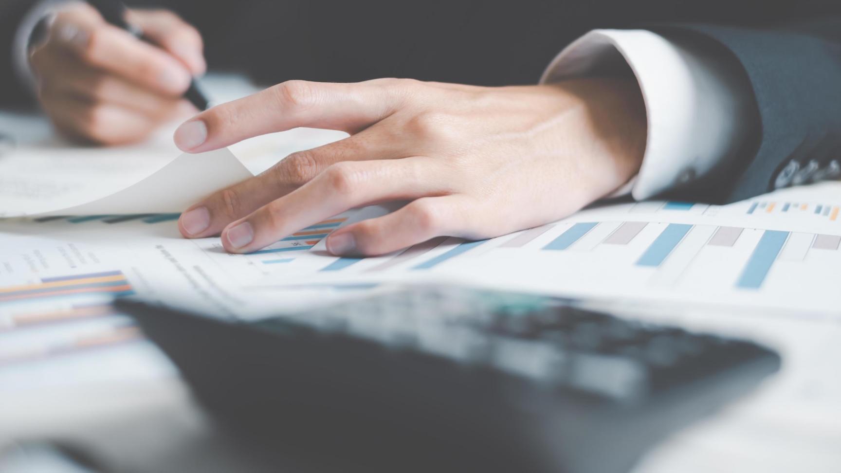 Espacio de trabajo profesional con materiales de seminario SEO